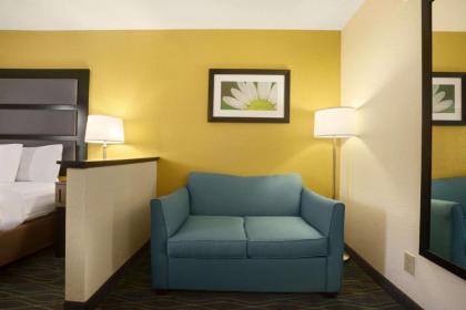 Days Inn & Suites by Wyndham Commerce - image 9