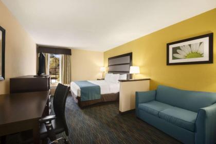 Days Inn & Suites by Wyndham Commerce - image 3