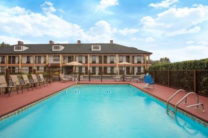 Travelodge by Wyndham Commerce GA Near Tanger Outlets Mall - image 11