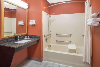 Travelodge by Wyndham Commerce GA Near Tanger Outlets Mall - image 13