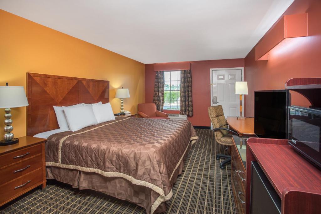 Travelodge by Wyndham Commerce GA Near Tanger Outlets Mall - image 2