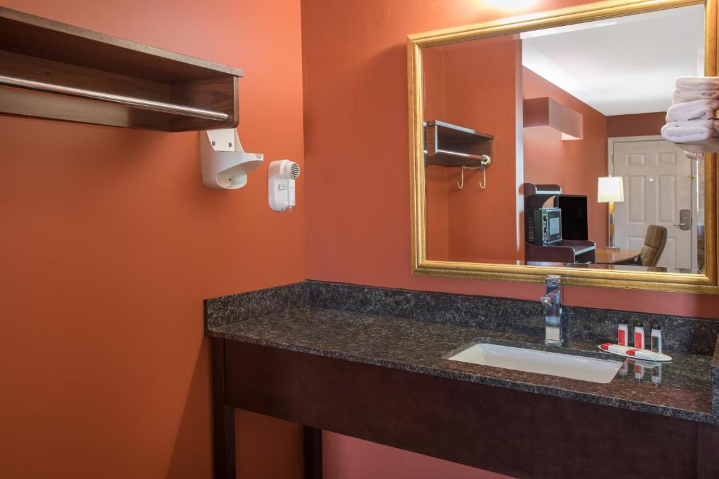 Travelodge by Wyndham Commerce GA Near Tanger Outlets Mall - image 5