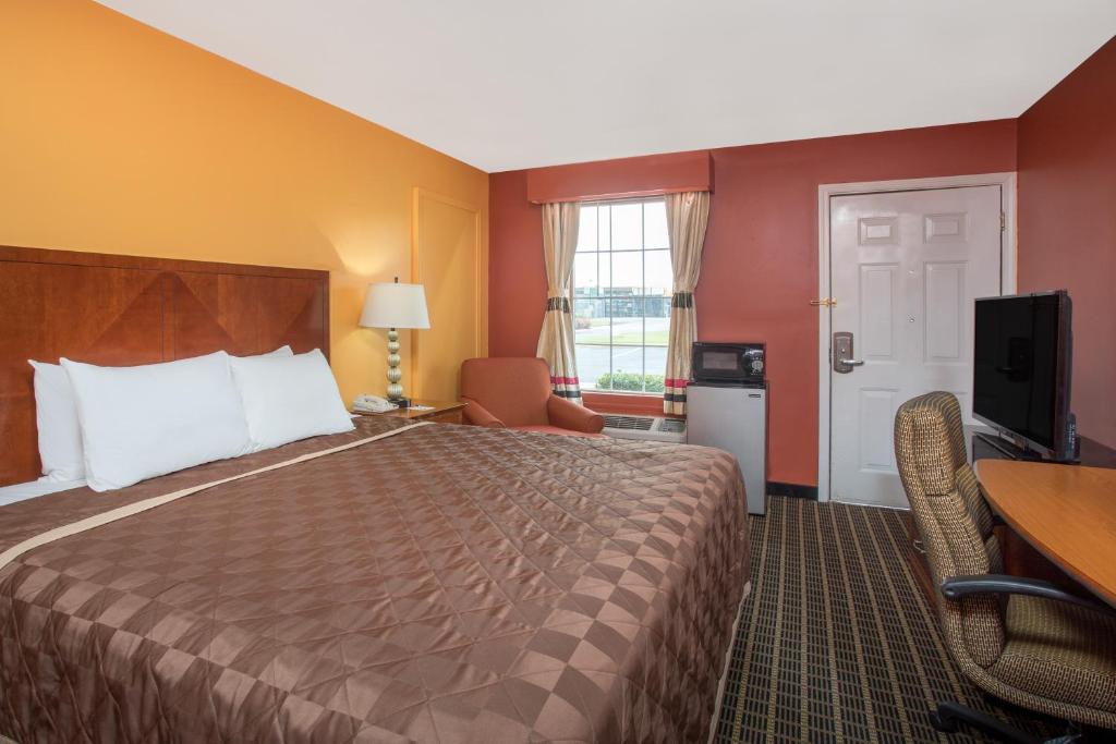 Travelodge by Wyndham Commerce GA Near Tanger Outlets Mall - image 6