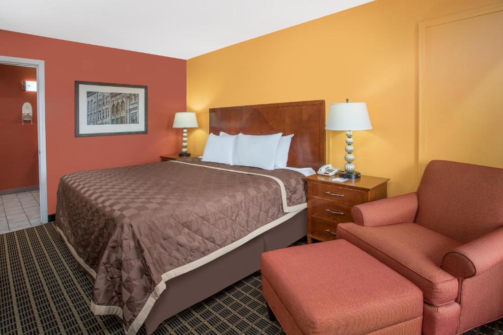 Travelodge by Wyndham Commerce GA Near Tanger Outlets Mall - image 7