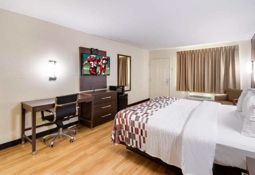 Red Roof Inn & Suites Commerce - Athens - image 2