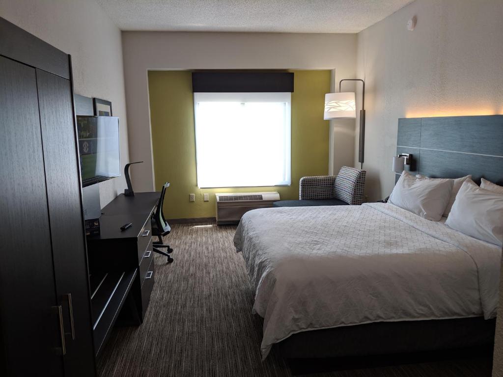 Holiday Inn Express Hotel & Suites Charlotte-Concord I-85 an IHG Hotel - image 2