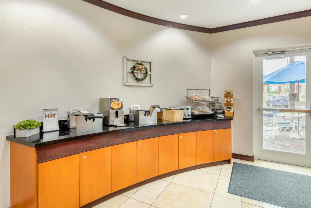 Fairfield Inn & Suites by Marriott Houston Conroe - image 3