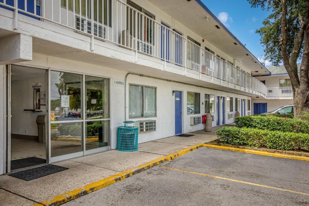 Motel 6-Conroe TX - image 2