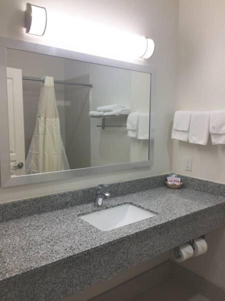 Scottish Inn & Suites - Conroe - image 5