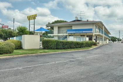 Skyline Inn - image 9