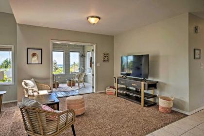 Chic Coos Bay Home with Pacific Ocean Views! - image 6