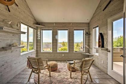 Chic Coos Bay Home with Pacific Ocean Views! - image 8