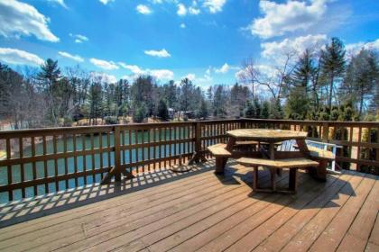 Beautiful Lakehouse with POOL tABLE by CozySuites New York