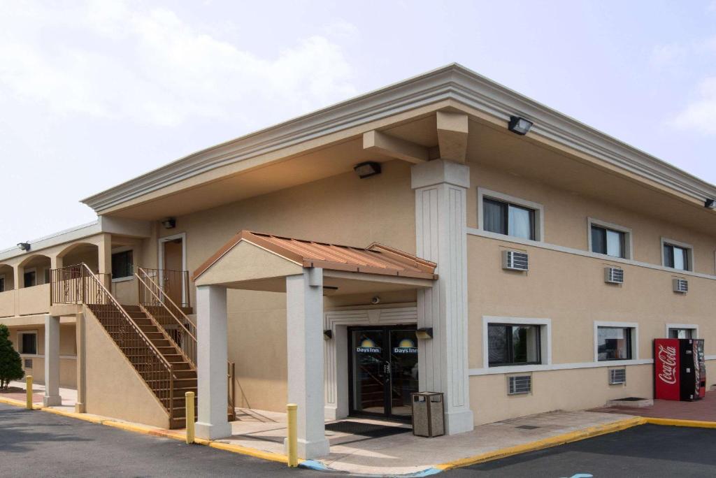 Days Inn by Wyndham Long Island/Copiague - main image