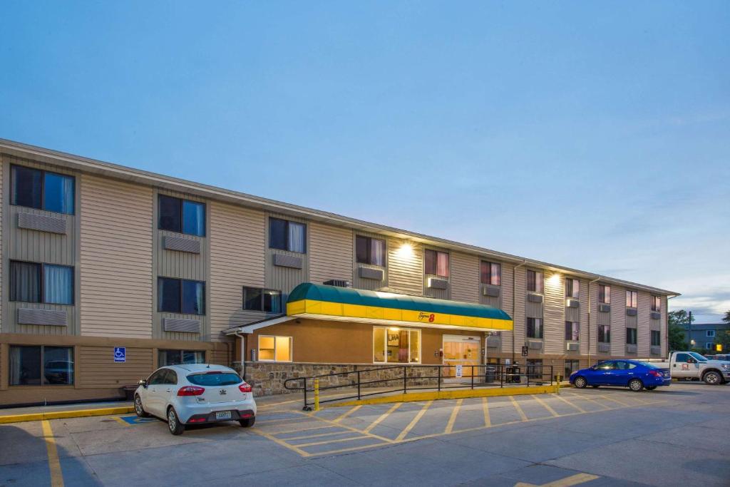 Super 8 by Wyndham Iowa City/Coralville - main image