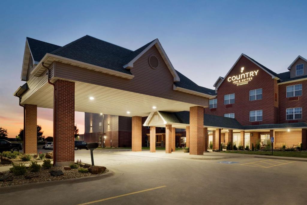 Country Inn & Suites by Radisson Coralville IA - main image