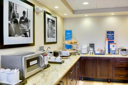 Hampton Inn Pittsburgh/Airport - image 9