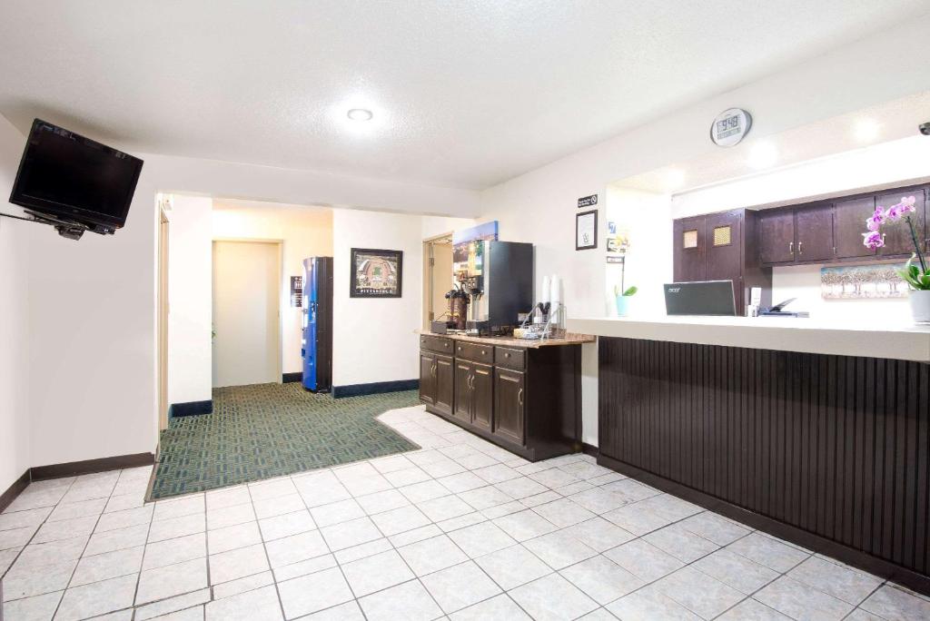 Super 8 by Wyndham Pittsburgh Airport/Coraopolis Area - image 4