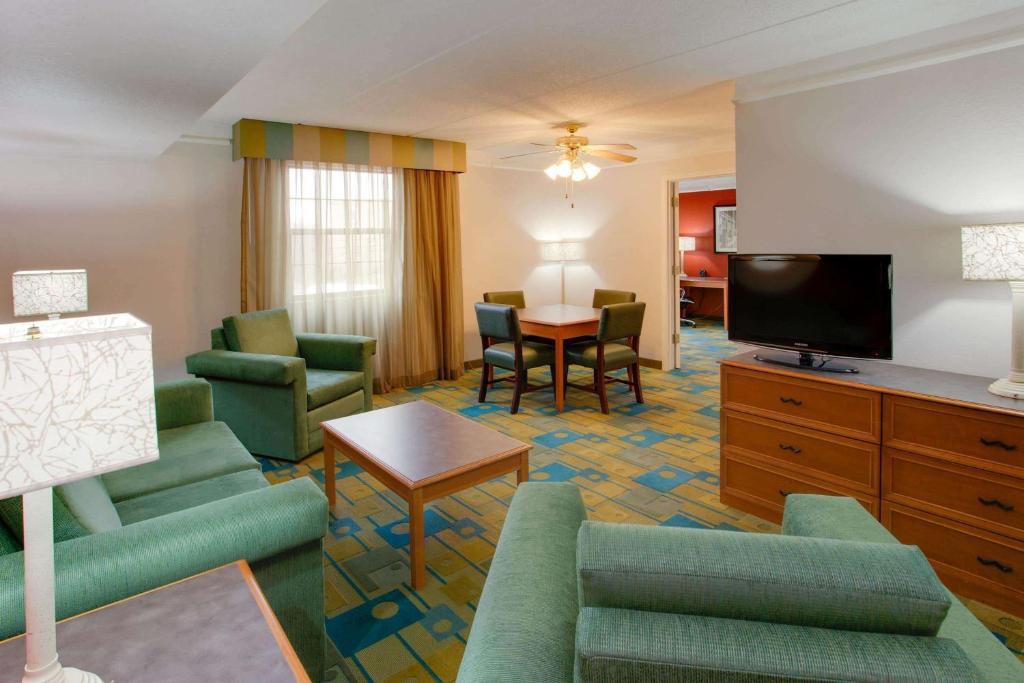 La Quinta Inn by Wyndham Pittsburgh Airport - image 4