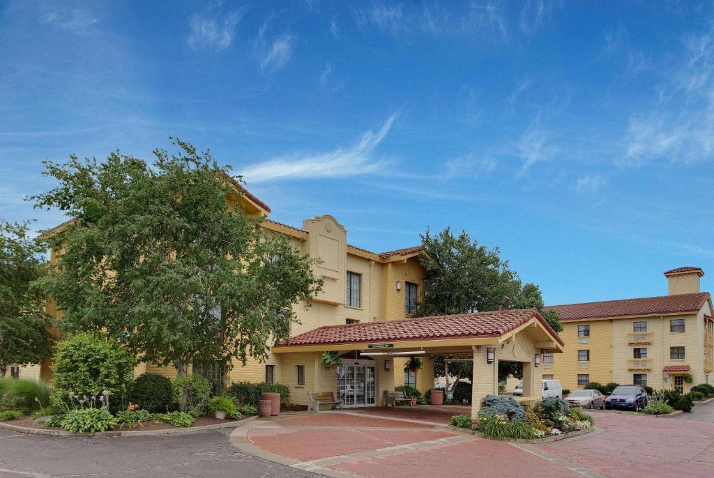 La Quinta Inn by Wyndham Pittsburgh Airport - image 5