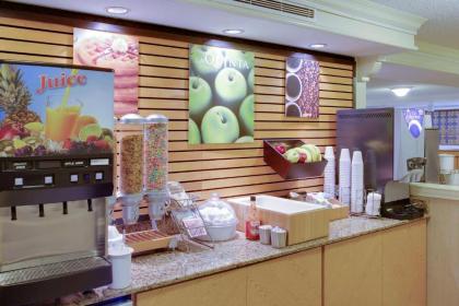 La Quinta Inn by Wyndham Pittsburgh Airport - image 6