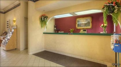 Econo Lodge - image 11