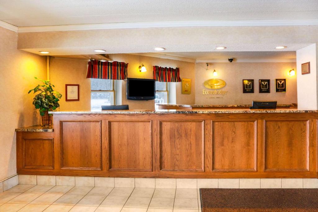 Econo Lodge Darien Lakes - image 5