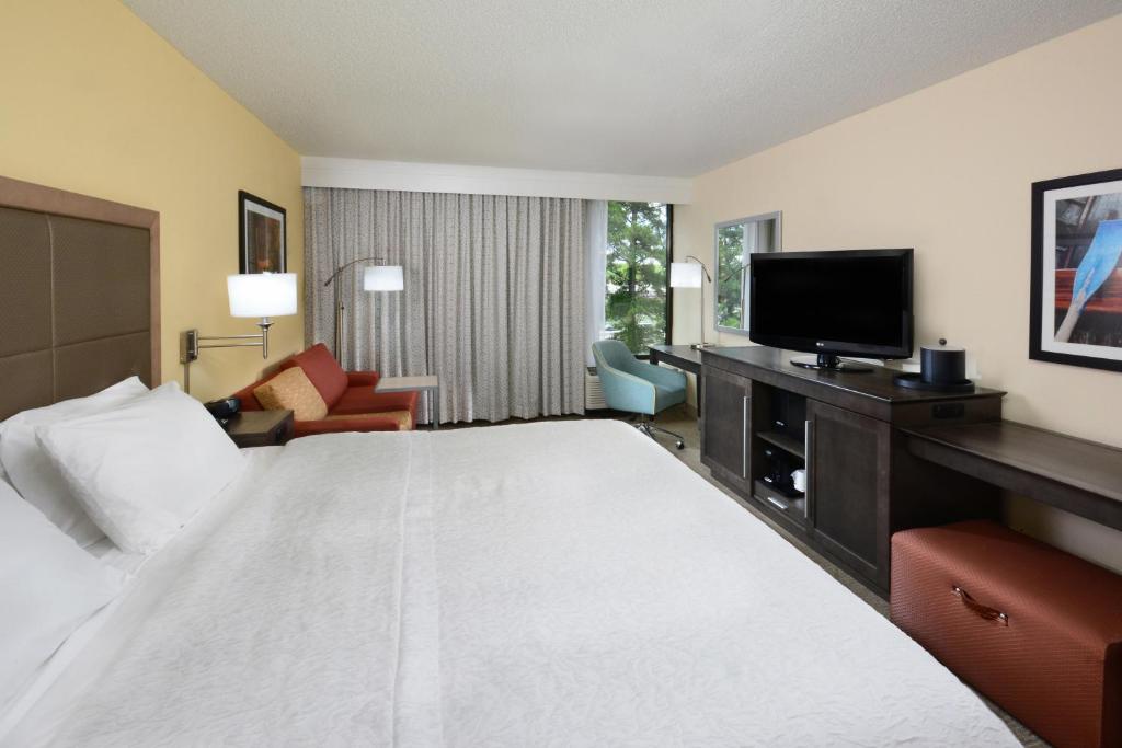 Hampton Inn Charlotte/Cornelius - image 5