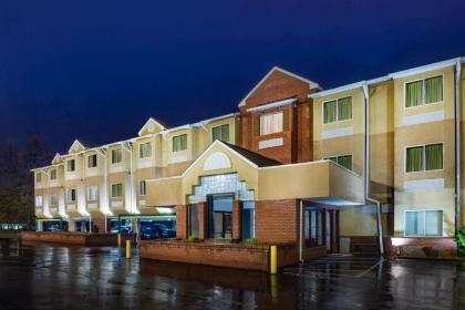 Microtel Inn by Wyndham Lake Norman - image 10