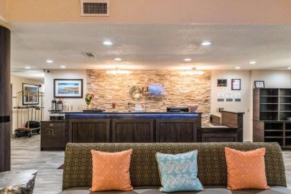 CLARION INN AND SUITES LAKE NORMAN - image 2