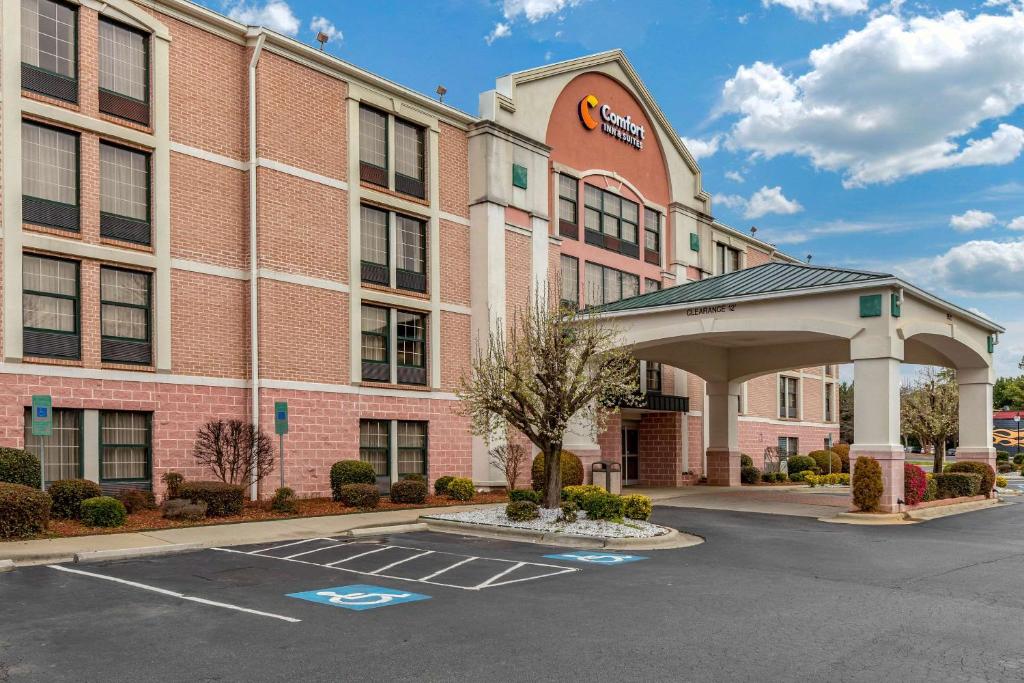 Comfort Inn & Suites Lake Norman - image 2