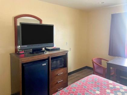 Econo Lodge Inn & Suites Corning - image 14