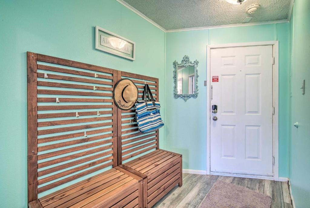 Cozy Corpus Christi Condo with Pool and Beach Access - image 3