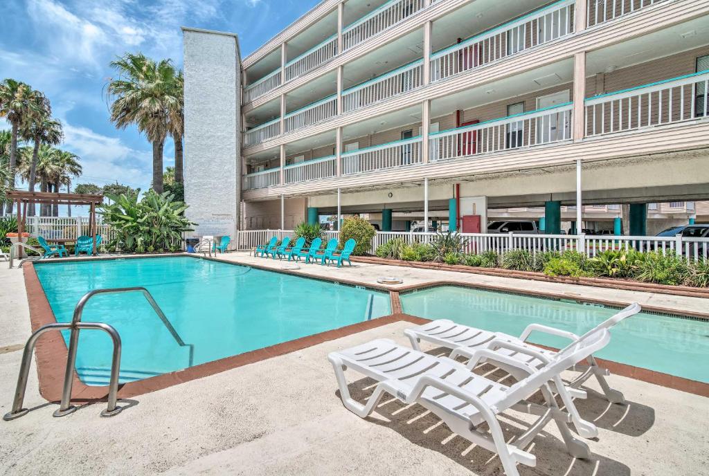 Cozy Corpus Christi Condo with Pool and Beach Access - image 5