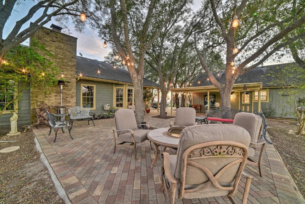 Casa de Samuel - Patio Fountain and Outdoor Kitchen - main image