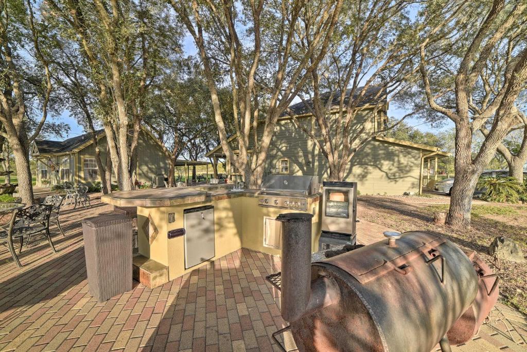 Casa de Samuel - Patio Fountain and Outdoor Kitchen - image 4