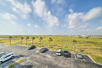 Modern Corpus Beach Condo with Resort Amenities - image 3