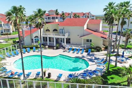 Modern Corpus Beach Condo with Resort Amenities - image 4