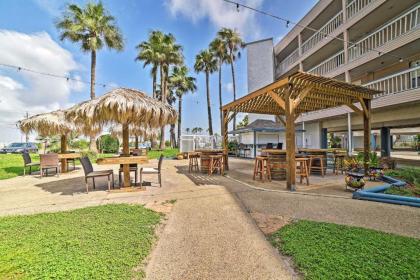Updated Front Beach Condo with Resort Amenities - image 10