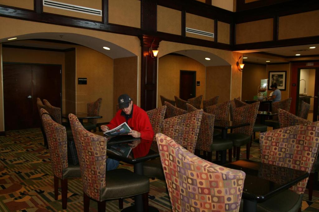 Hampton Inn & Suites Corsicana - image 3