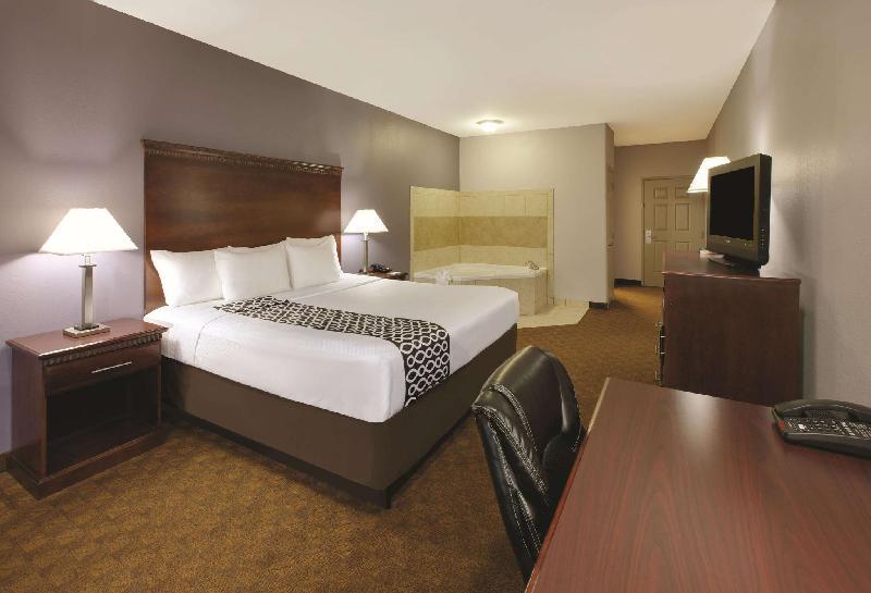 La Quinta Inn & Suites by Wyndham Corsicana - image 5