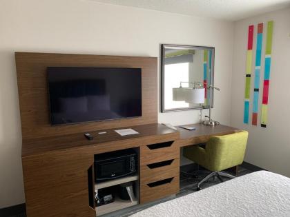 Hampton Inn Cortland - image 9