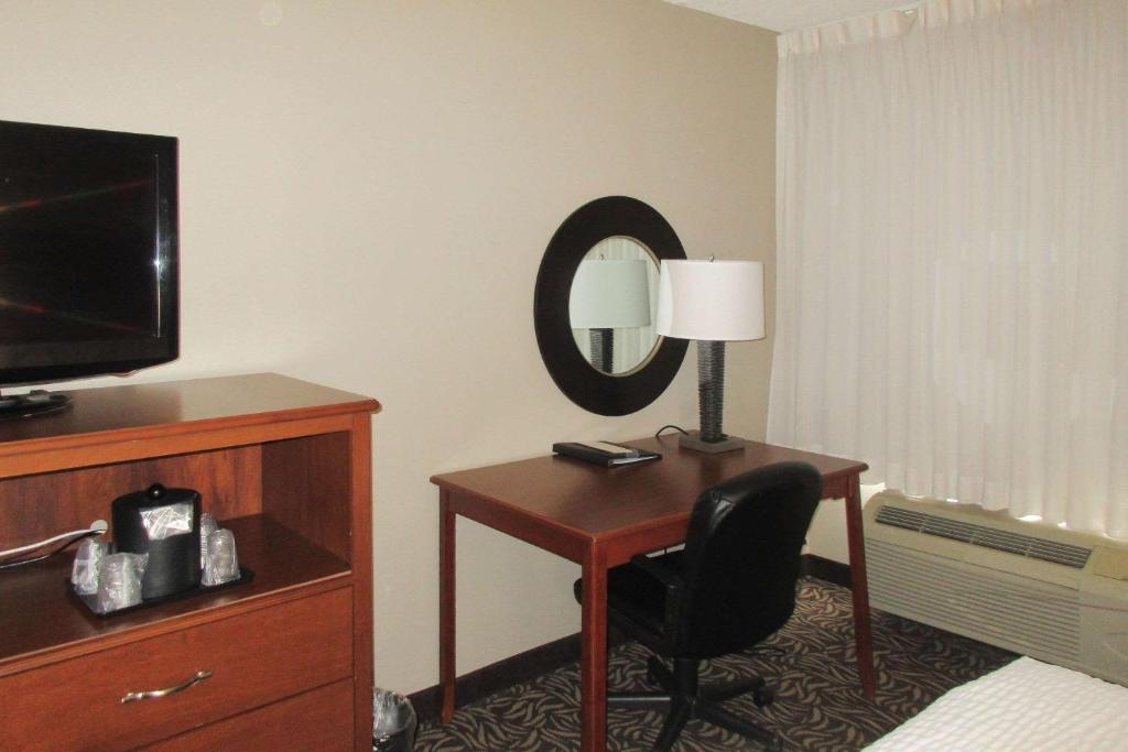 Clarion Inn & Suites - University Area - image 5