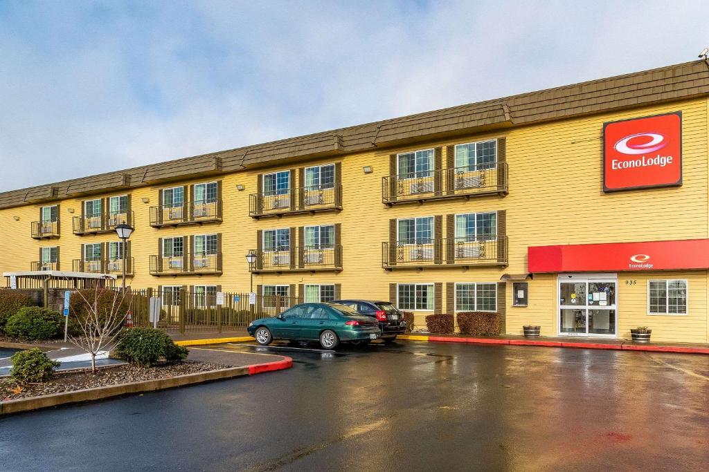 Econo Lodge Inn & Suites Corvallis - image 2