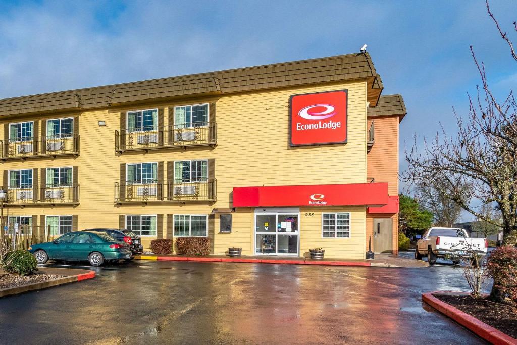 Econo Lodge Inn & Suites Corvallis - image 3