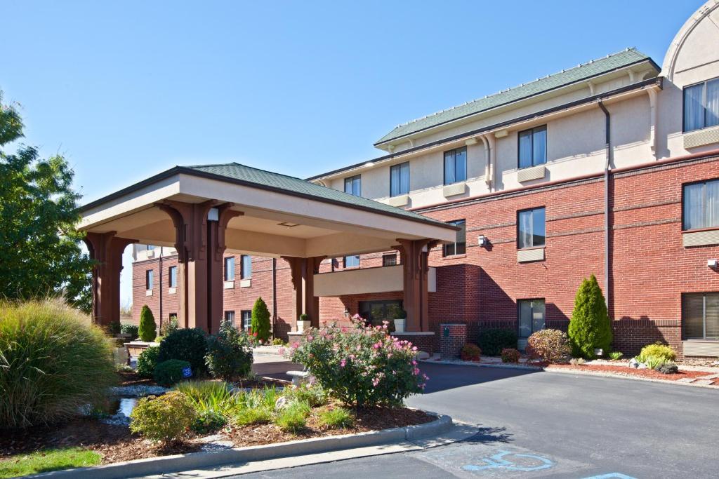 Holiday Inn Express Corydon an IHG Hotel - main image