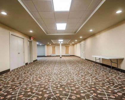 Clarion Pointe by Choice Hotels Corydon - image 8