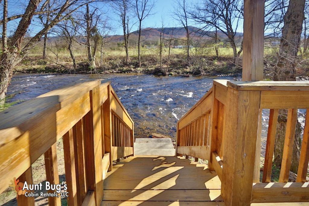 Heavenly Creekside #276 by Aunt Bug's Cabin Rentals - image 4