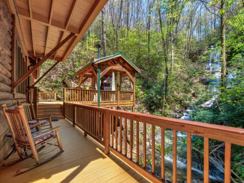 Black Bear Lodge 6 Bedroom Mtn and Waterfall Views Pool Table Sleeps 12 - main image