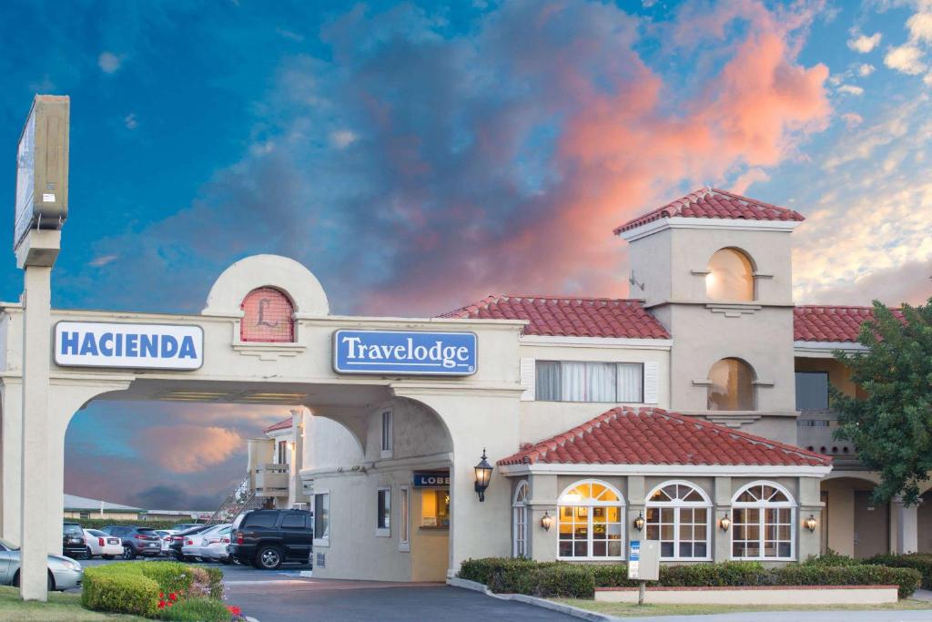 Travelodge by Wyndham Costa Mesa Newport Beach Hacienda - image 2